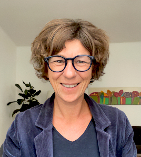 Claudia Reitinger (Potraitfoto) in ihrer Praxis in der Salzburger Linzergasse